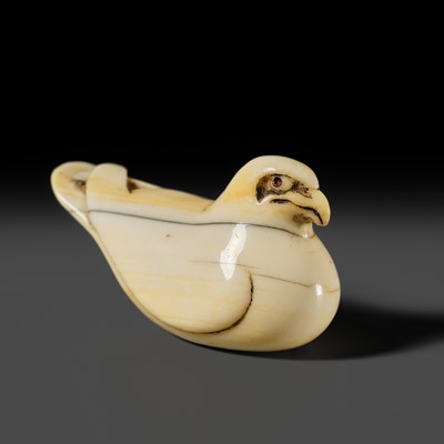 Lot 148 - A FINE OSAKA SCHOOL IVORY NETSUKE OF A GULL, ATTRIBUTED TO MITSUHIRO