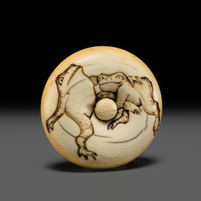 Lot 293 - A RARE IVORY MANJU NETSUKE OF TWO WRESTLING FROGS