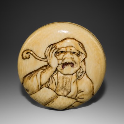 ICHIYUSAI: A FINE IVORY MANJU NETSUKE DEPICTING DARUMA
