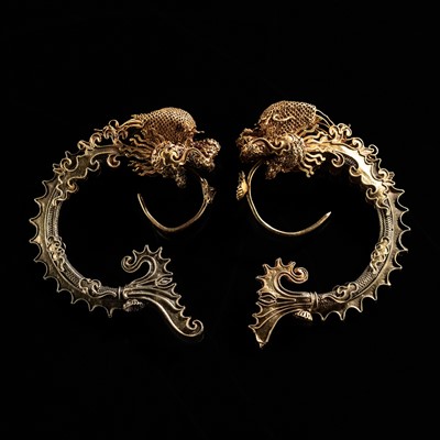 A PAIR OF GILT SILVER FILIGREE ‘DRAGON’ EARRINGS, QING DYNASTY