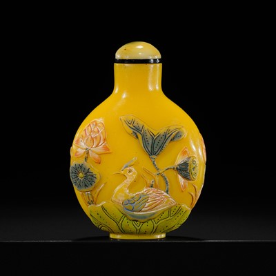 Lot 477 - A CARVED AND ENAMELED GLASS ‘DUCKS AND LOTUS’ SNUFF BOTTLE, GUYUEXUAN STYLE, 1780-1880