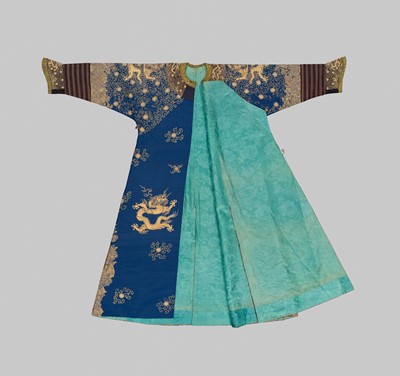 Lot 104 - AN IMPERIAL GOLD- AND SILVER-EMBROIDERED ‘NINE DRAGON’ ROBE, JIFU, QIANLONG