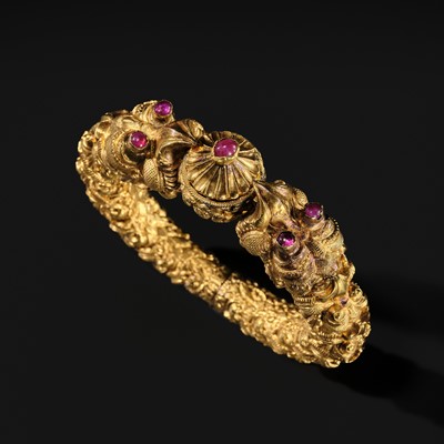 Lot 190 - A MAGNIFICENT RUBY-SET GOLD BRACELET, MAKARAKANTHI, 19TH CENTURY