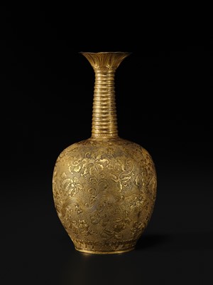 Lot 181 - AN EXCEEDINGLY RARE AND IMPORTANT GOLD ‘PHOENIX’ VASE, TANG-LIAO DYNASTY