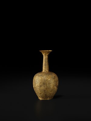 Lot 181 - AN EXCEEDINGLY RARE AND IMPORTANT GOLD ‘PHOENIX’ VASE, TANG-LIAO DYNASTY