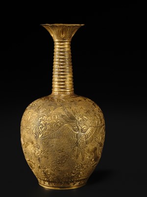 Lot 181 - AN EXCEEDINGLY RARE AND IMPORTANT GOLD ‘PHOENIX’ VASE, TANG-LIAO DYNASTY