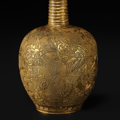Lot 181 - AN EXCEEDINGLY RARE AND IMPORTANT GOLD ‘PHOENIX’ VASE, TANG-LIAO DYNASTY