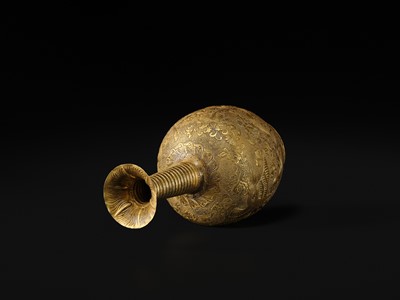 Lot 181 - AN EXCEEDINGLY RARE AND IMPORTANT GOLD ‘PHOENIX’ VASE, TANG-LIAO DYNASTY