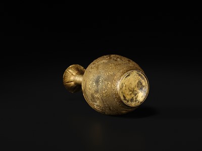 Lot 181 - AN EXCEEDINGLY RARE AND IMPORTANT GOLD ‘PHOENIX’ VASE, TANG-LIAO DYNASTY