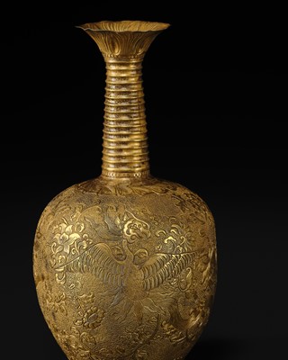 Lot 181 - AN EXCEEDINGLY RARE AND IMPORTANT GOLD ‘PHOENIX’ VASE, TANG-LIAO DYNASTY