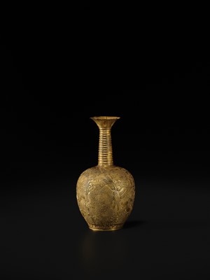 Lot 181 - AN EXCEEDINGLY RARE AND IMPORTANT GOLD ‘PHOENIX’ VASE, TANG-LIAO DYNASTY