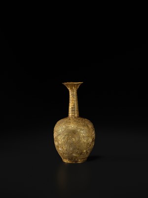 Lot 181 - AN EXCEEDINGLY RARE AND IMPORTANT GOLD ‘PHOENIX’ VASE, TANG-LIAO DYNASTY