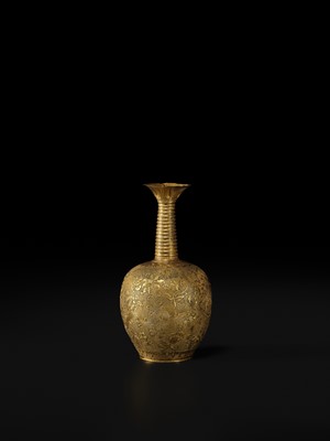 Lot 181 - AN EXCEEDINGLY RARE AND IMPORTANT GOLD ‘PHOENIX’ VASE, TANG-LIAO DYNASTY