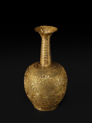 Lot 181 - AN EXCEEDINGLY RARE AND IMPORTANT GOLD ‘PHOENIX’ VASE, TANG-LIAO DYNASTY