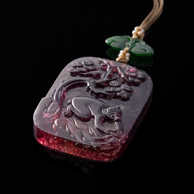 Lot 425 - A CARVED PINK TOURMALINE 'MONKEY, LINGZHI, AND PINE’ PENDANT, QING DYNASTY