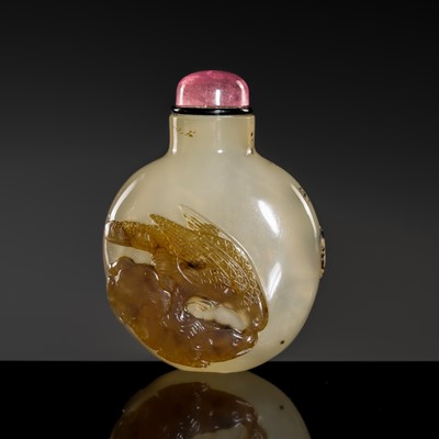 Lot 468 - A SILHOUETTE AGATE ‘HAWK ATTACKING BOAR’ SNUFF BOTTLE, 1750-1880