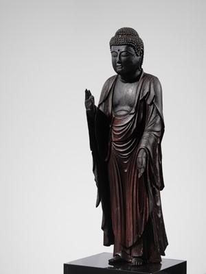 A CARVED WOOD SCULPTURE OF AMIDA NYORAI (AMITABHA), KAMAKURA PERIOD