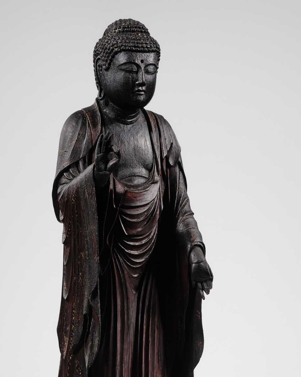 A CARVED WOOD SCULPTURE OF AMIDA NYORAI (AMITABHA), KAMAKURA PERIOD