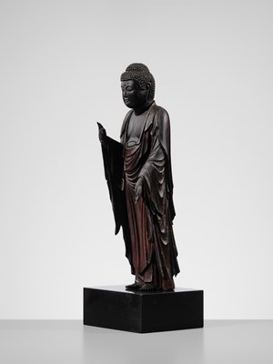 A CARVED WOOD SCULPTURE OF AMIDA NYORAI (AMITABHA), KAMAKURA PERIOD