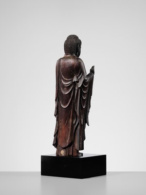 A CARVED WOOD SCULPTURE OF AMIDA NYORAI (AMITABHA), KAMAKURA PERIOD