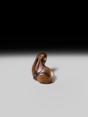 Lot 116 - A CHARMING WOOD NETSUKE OF A HARE