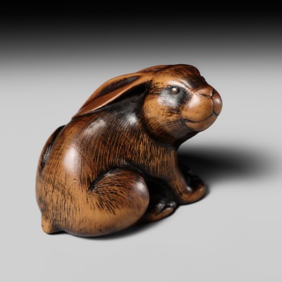 Lot 116 - A CHARMING WOOD NETSUKE OF A HARE