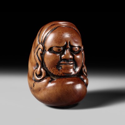 Lot 469 - AN EARLY WOOD NETSUKE OF A DARUMA DOLL