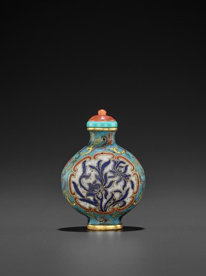 Lot 404 - AN IMPERIAL CLOISONNE AND GILT-BRONZE ‘LOTUS AND ASTER’ SNUFF BOTTLE, QING DYNASTY