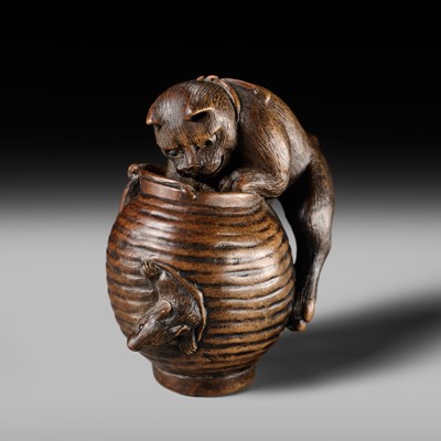 Lot 193 - ITSUMIN: A SUPERB WOOD NETSUKE OF A CAT CHASING A RAT