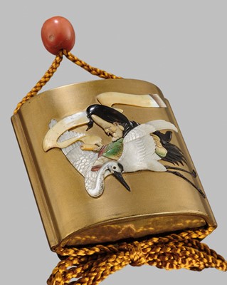 Lot 35 - A SUPERB SHIBAYAMA INLAID GOLD LACQUER SAYA (SHEATH) INRO WITH JUROJIN AND CRANE