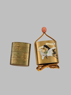 Lot 35 - A SUPERB SHIBAYAMA INLAID GOLD LACQUER SAYA (SHEATH) INRO WITH JUROJIN AND CRANE