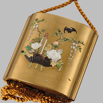 Lot 35 - A SUPERB SHIBAYAMA INLAID GOLD LACQUER SAYA (SHEATH) INRO WITH JUROJIN AND CRANE