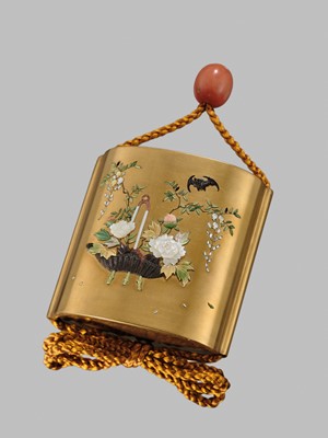 Lot 35 - A SUPERB SHIBAYAMA INLAID GOLD LACQUER SAYA (SHEATH) INRO WITH JUROJIN AND CRANE