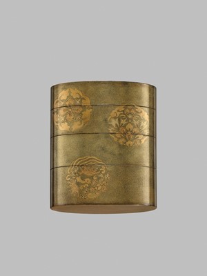 Lot 35 - A SUPERB SHIBAYAMA INLAID GOLD LACQUER SAYA (SHEATH) INRO WITH JUROJIN AND CRANE