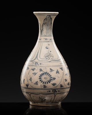 Lot 179 - AN ANNAMESE COBALT BLUE AND WHITE STONEWARE BOTTLE VASE