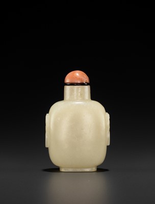 Lot 343 - A YELLOW JADE SNUFF BOTTLE, QING DYNASTY
