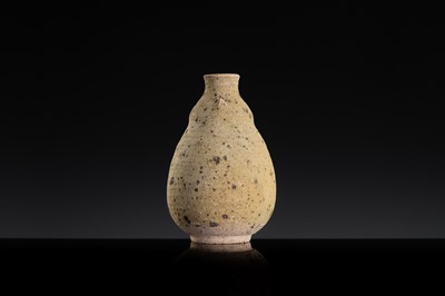 A YELLOWISH-GREEN GLAZED STONEWARE ‘BIRD’ LIME POT, ANGKOR PERIOD