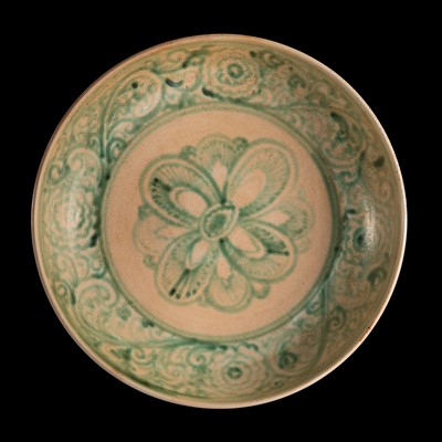Lot 173 - A BURMESE GREEN AND WHITE GLAZED POTTERY BOWL WITH FLORAL DECORATION, MON TRIBE