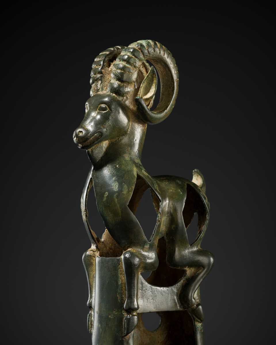 Lot 118 - AN ‘IBEX’ BRONZE FINIAL, SOUTHERN SIBERIA, 6TH – 5TH CENTURY BC