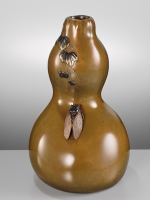 Lot 31 - KITAGAWA HOKUSEN I: A MAGNIFICENT AND RARE ‘HATCHING CICADA’ DOUBLE-GOURD BRONZE VASE, DATED 1922