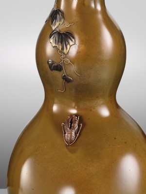 Lot 31 - KITAGAWA HOKUSEN I: A MAGNIFICENT AND RARE ‘HATCHING CICADA’ DOUBLE-GOURD BRONZE VASE, DATED 1922