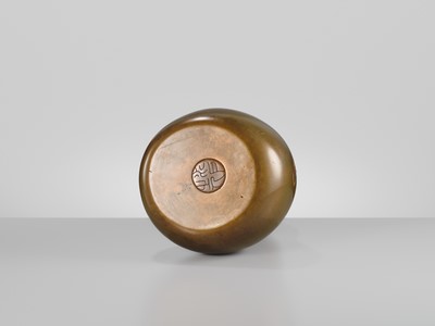 Lot 31 - KITAGAWA HOKUSEN I: A MAGNIFICENT AND RARE ‘HATCHING CICADA’ DOUBLE-GOURD BRONZE VASE, DATED 1922