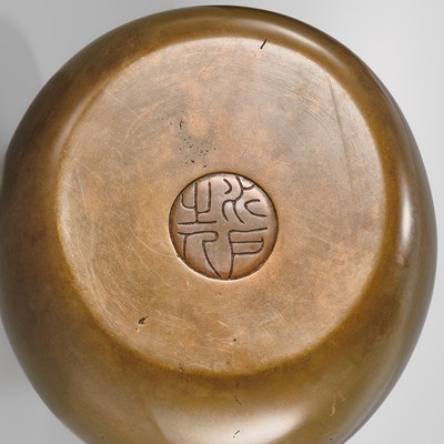 Lot 31 - KITAGAWA HOKUSEN I: A MAGNIFICENT AND RARE ‘HATCHING CICADA’ DOUBLE-GOURD BRONZE VASE, DATED 1922