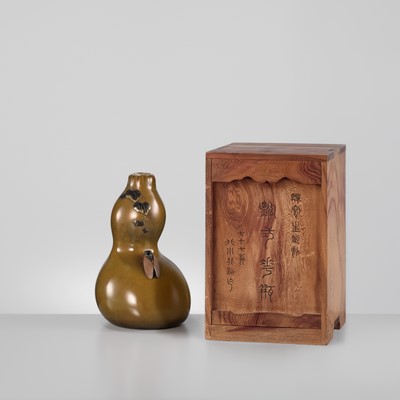 Lot 31 - KITAGAWA HOKUSEN I: A MAGNIFICENT AND RARE ‘HATCHING CICADA’ DOUBLE-GOURD BRONZE VASE, DATED 1922