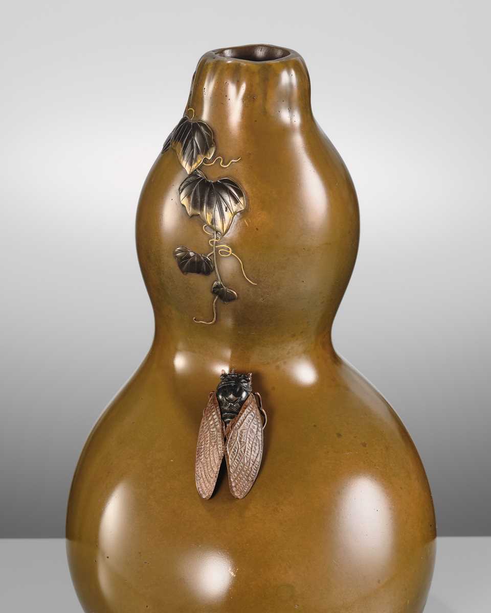 Lot 31 - KITAGAWA HOKUSEN I: A MAGNIFICENT AND RARE ‘HATCHING CICADA’ DOUBLE-GOURD BRONZE VASE, DATED 1922