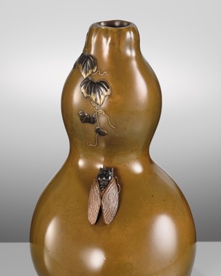 Lot 31 - KITAGAWA HOKUSEN I: A MAGNIFICENT AND RARE ‘HATCHING CICADA’ DOUBLE-GOURD BRONZE VASE, DATED 1922