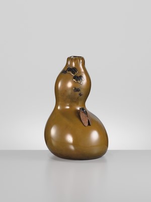 Lot 31 - KITAGAWA HOKUSEN I: A MAGNIFICENT AND RARE ‘HATCHING CICADA’ DOUBLE-GOURD BRONZE VASE, DATED 1922