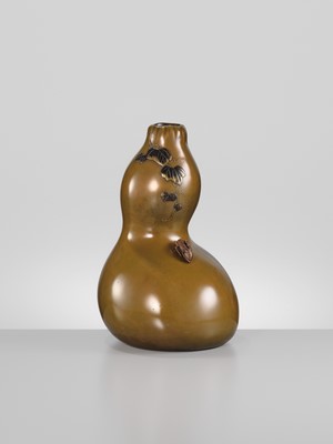 Lot 31 - KITAGAWA HOKUSEN I: A MAGNIFICENT AND RARE ‘HATCHING CICADA’ DOUBLE-GOURD BRONZE VASE, DATED 1922
