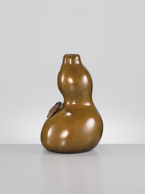Lot 31 - KITAGAWA HOKUSEN I: A MAGNIFICENT AND RARE ‘HATCHING CICADA’ DOUBLE-GOURD BRONZE VASE, DATED 1922