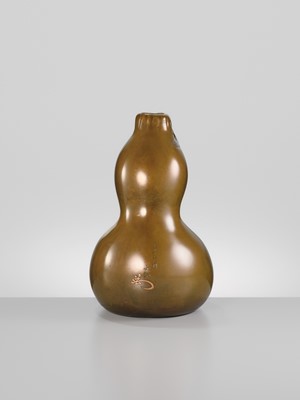 Lot 31 - KITAGAWA HOKUSEN I: A MAGNIFICENT AND RARE ‘HATCHING CICADA’ DOUBLE-GOURD BRONZE VASE, DATED 1922